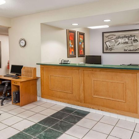 Super 8 By Wyndham Huntington Hotel Екстериор снимка