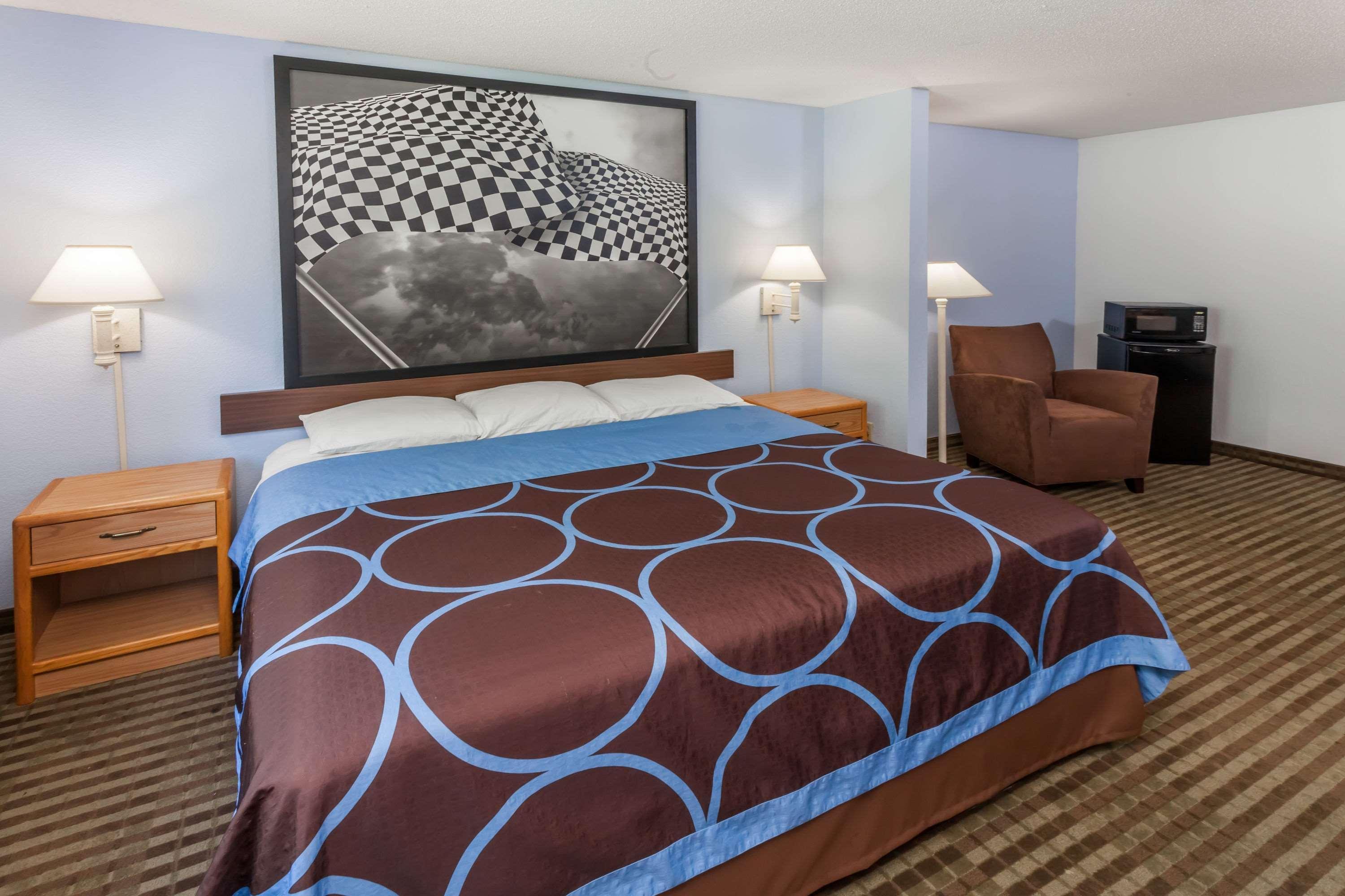 Super 8 By Wyndham Huntington Hotel Екстериор снимка