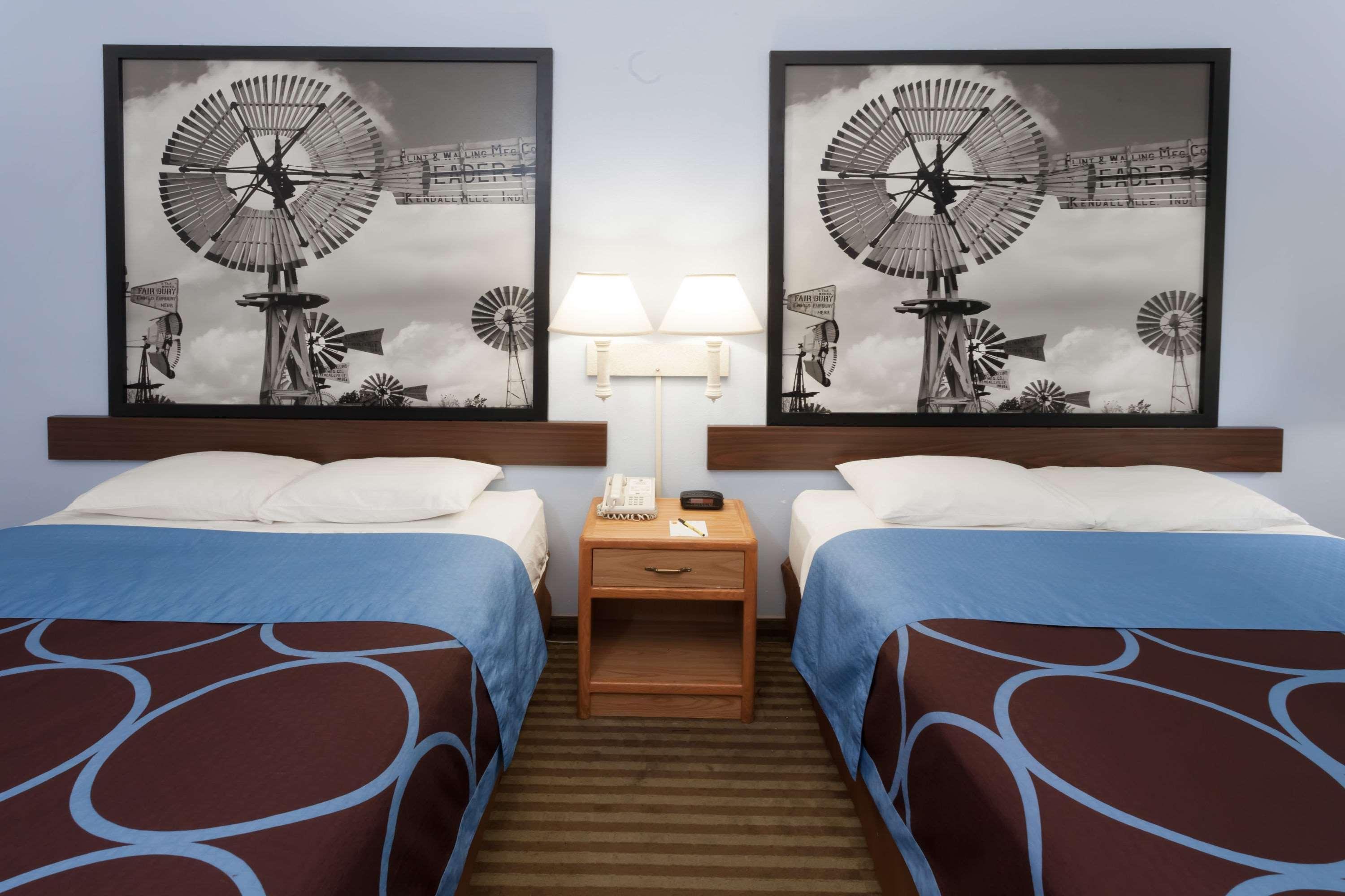 Super 8 By Wyndham Huntington Hotel Екстериор снимка