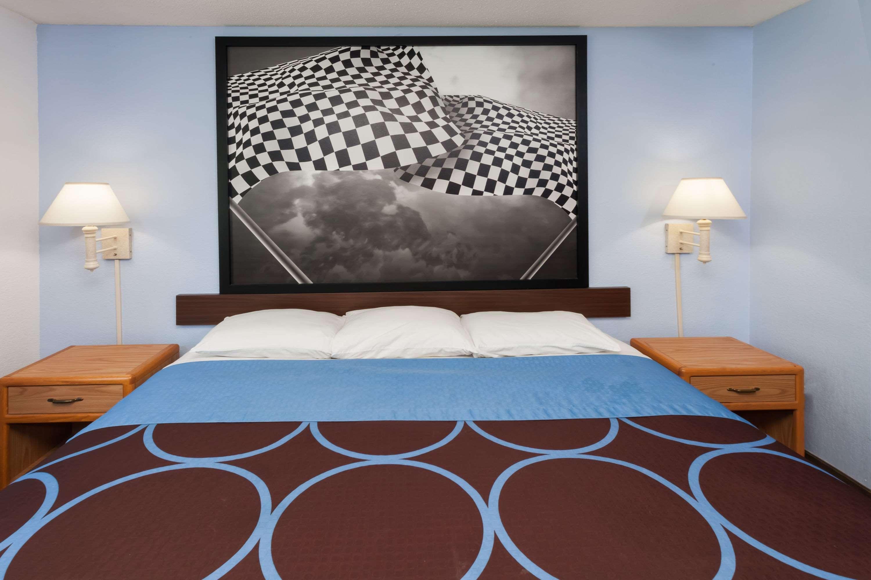 Super 8 By Wyndham Huntington Hotel Екстериор снимка