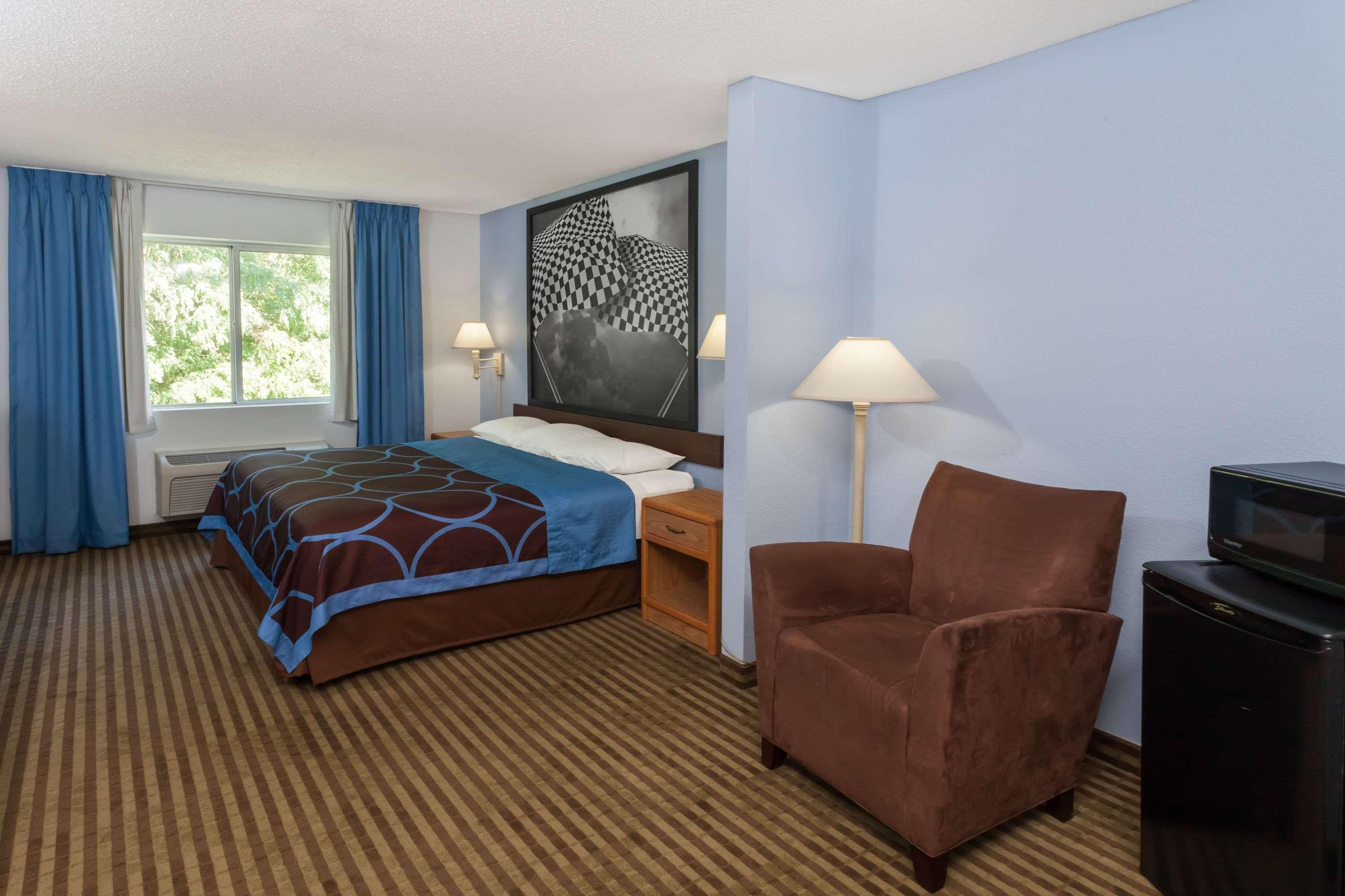 Super 8 By Wyndham Huntington Hotel Екстериор снимка