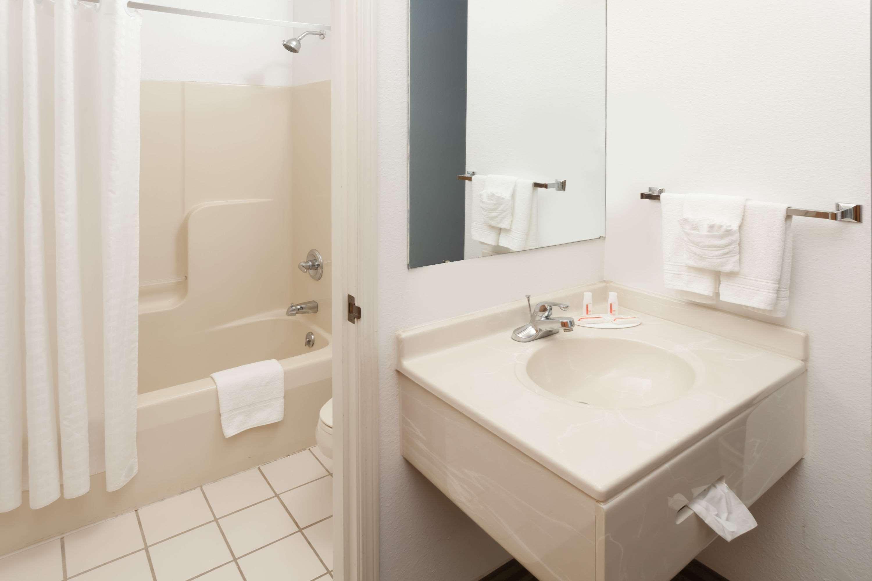 Super 8 By Wyndham Huntington Hotel Екстериор снимка
