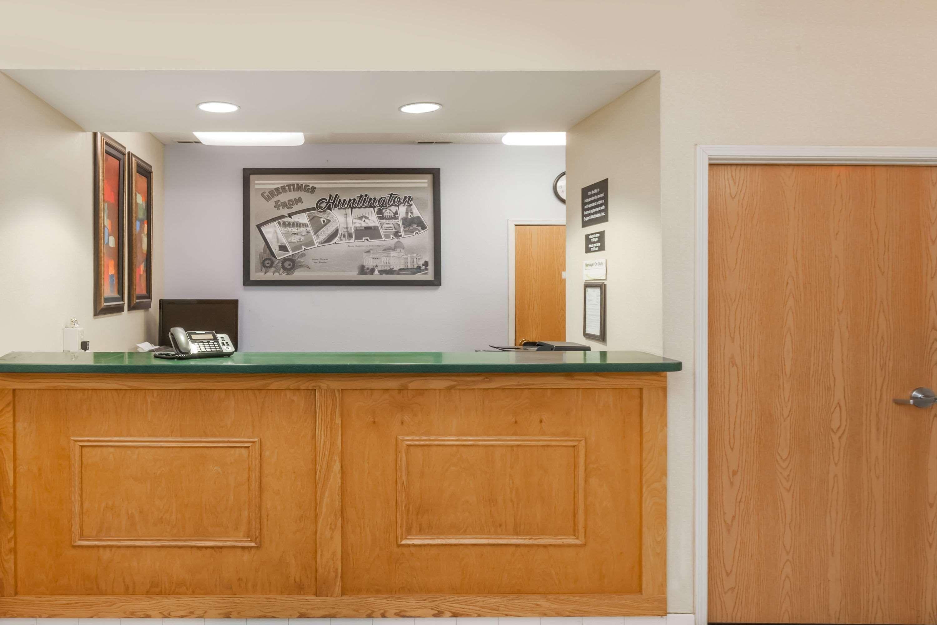 Super 8 By Wyndham Huntington Hotel Екстериор снимка