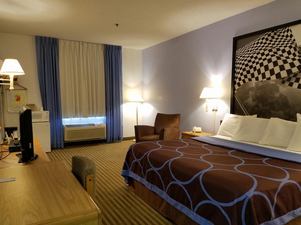 Super 8 By Wyndham Huntington Hotel Екстериор снимка