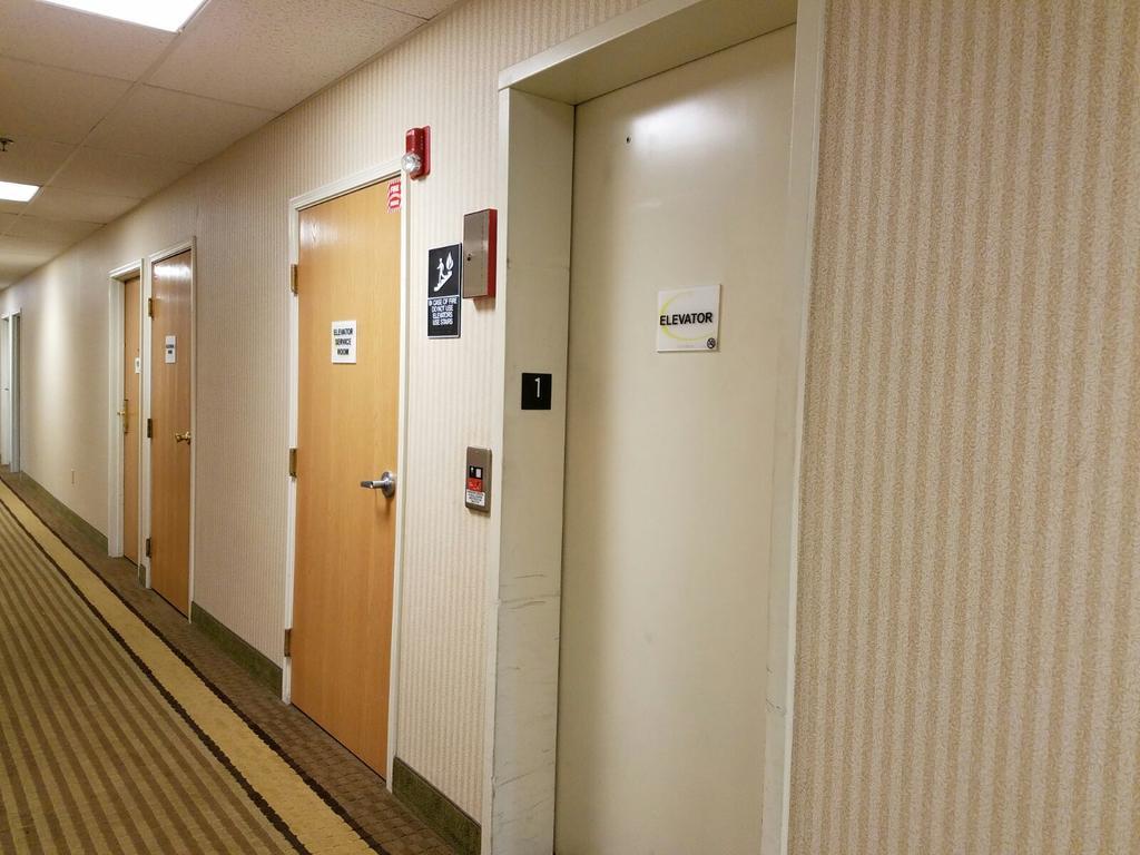 Super 8 By Wyndham Huntington Hotel Екстериор снимка