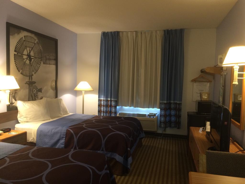Super 8 By Wyndham Huntington Hotel Екстериор снимка