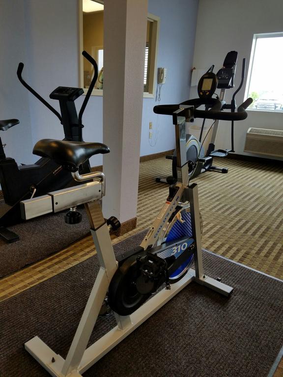 Super 8 By Wyndham Huntington Hotel Екстериор снимка