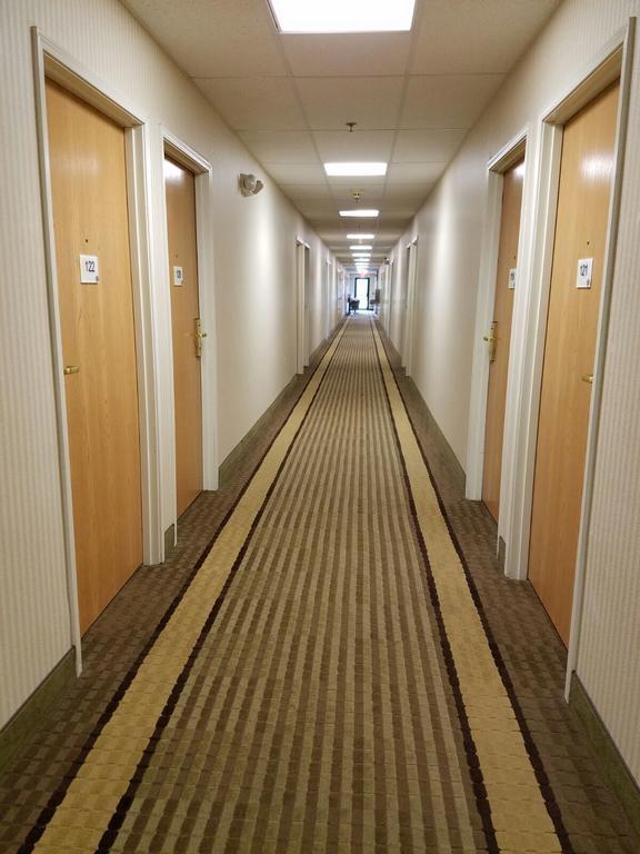 Super 8 By Wyndham Huntington Hotel Екстериор снимка