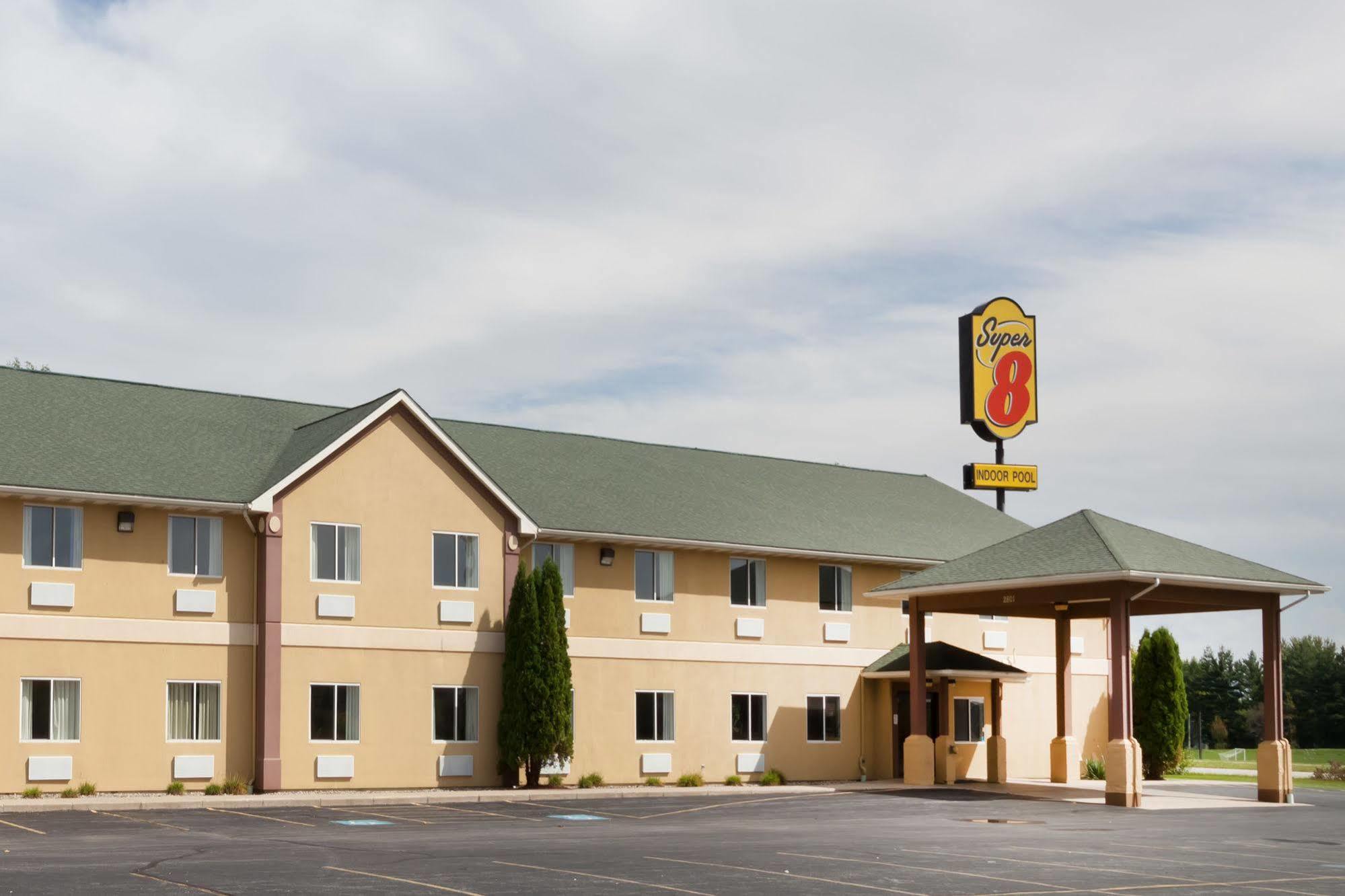 Super 8 By Wyndham Huntington Hotel Екстериор снимка